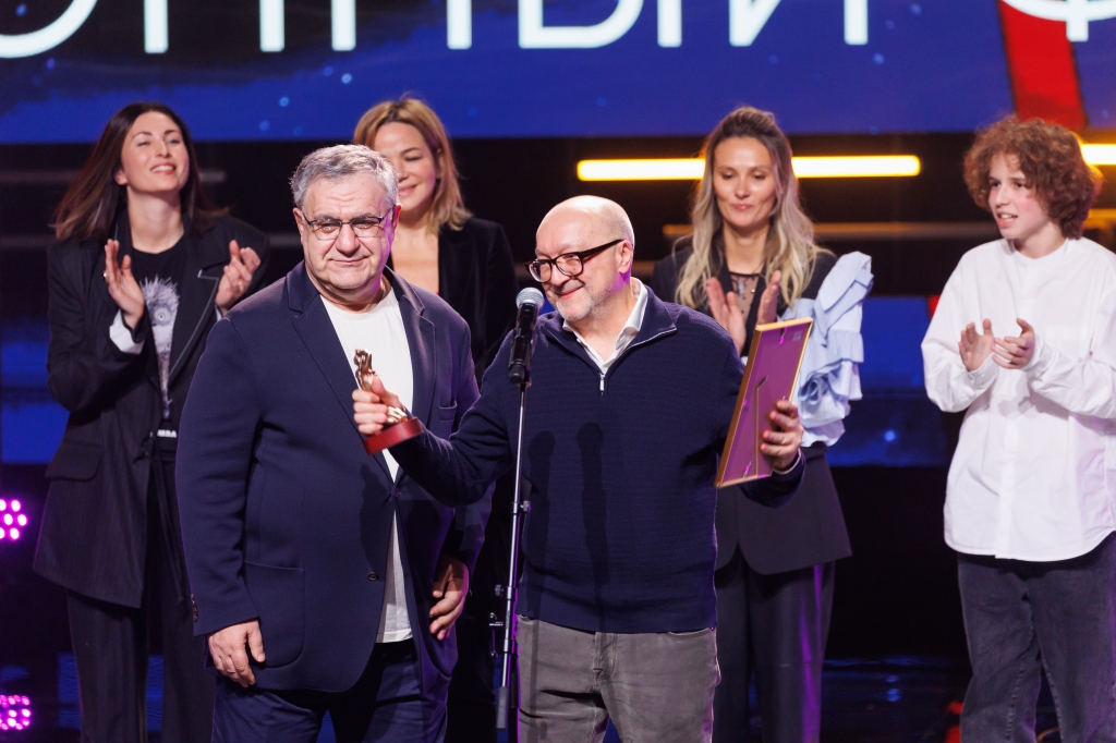 Генеральный продюсер "Марс Медиа" Рубен Дишдишян получает награду
